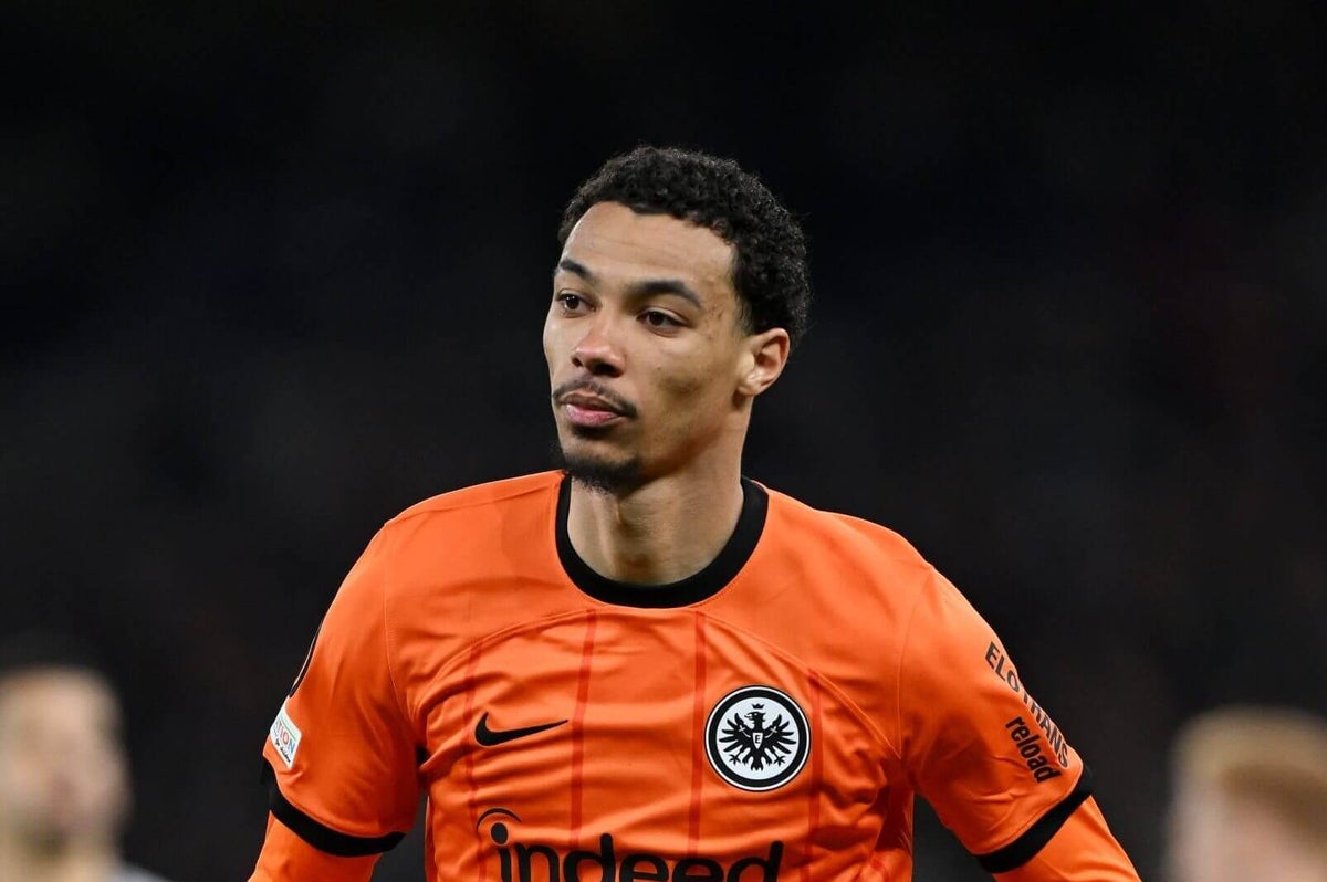 Liverpool busca negociar com Eintracht Frankfurt por Hugo Ekitike