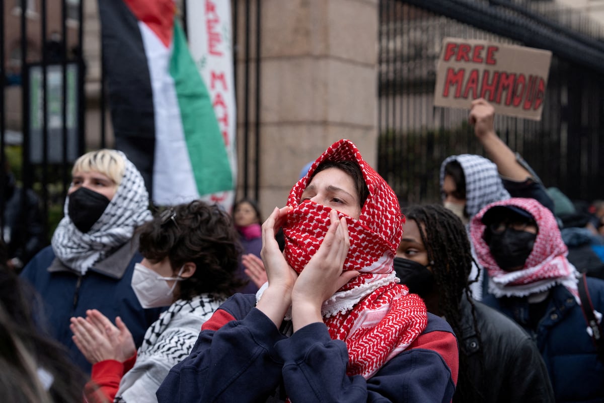 Protesto de estudantes de Columbia contra a detenção do ativista Mahmud Khalil, no dia 2 de abril. (Foto: Dana Edwards/REUTERS)