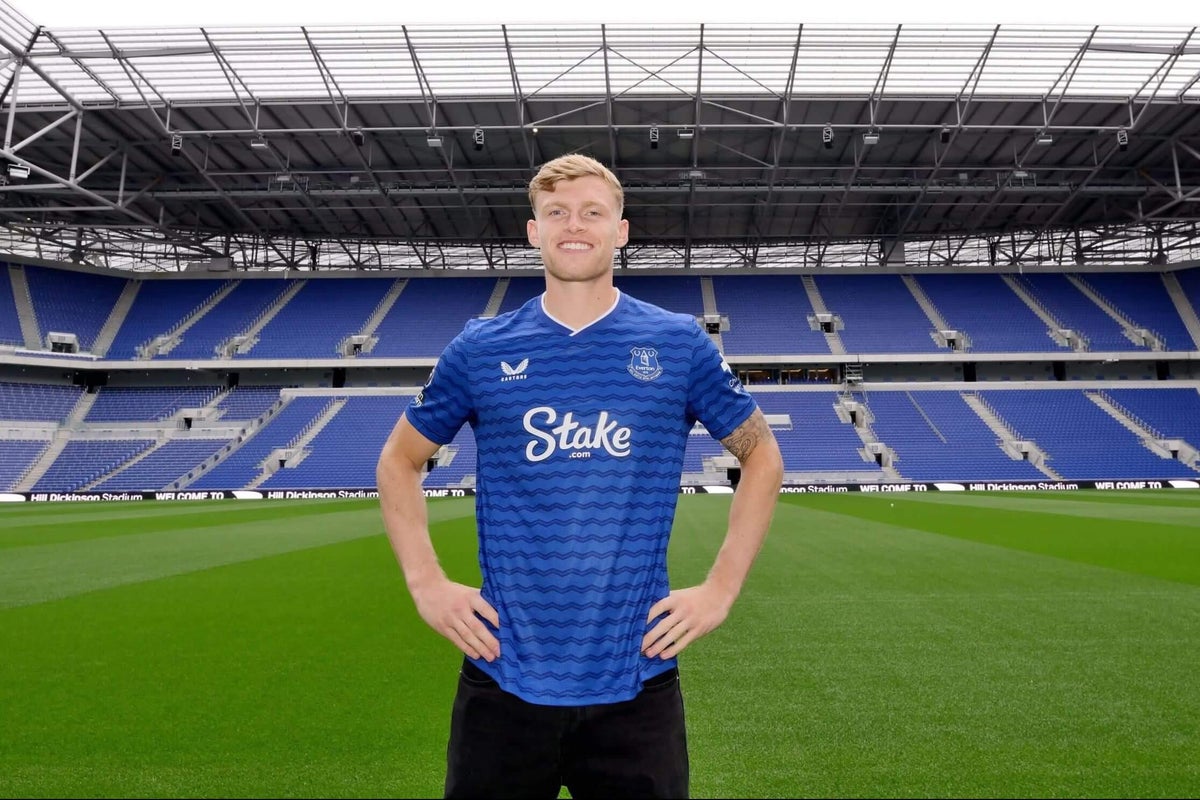 Everton renova contrato de Jarrad Branthwaite e garante futuro promissor