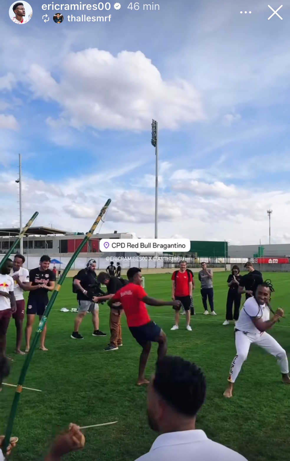 Eric Ramires, do Bragantino, joga capoeira em interação com atletas do RB Leipzig. (Foto: Reprodução/Instagram)