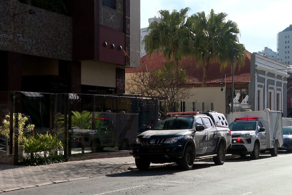Criança encontra sangue em parede e polícia descobre casal morto em Curitiba