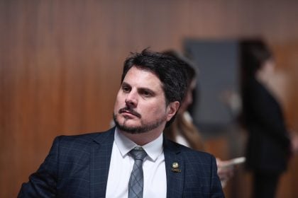 Marcos do Val ignora bloqueio do STF e embarca para os EUA com passaporte diplomático