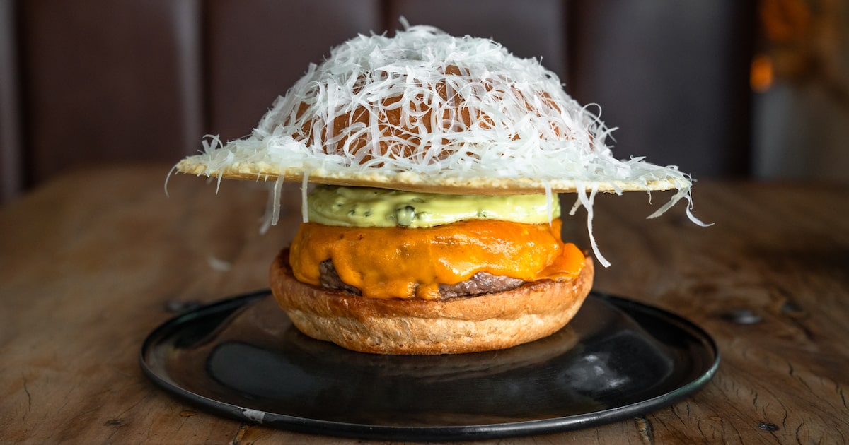 Hambúrguer com disco de parmesão e maionese. (Foto: Belle Ribeiro/Divulgação)