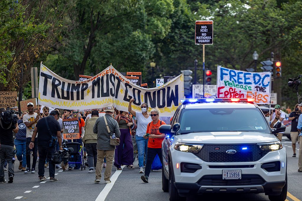 Manifestantes protestam em D.C. contra ações de Trump e operação anti-sem-teto