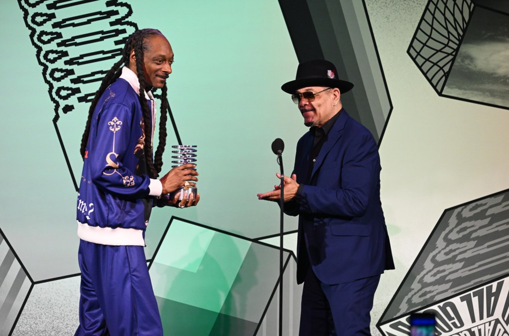 Ice-T apresentou a Snoop Dogg o Prêmio de Empreendedor do Ano na cerimônia do Webby Awards de 2025, realizada em 12 de maio na cidade de Nova York. (Foto: Reprodução)