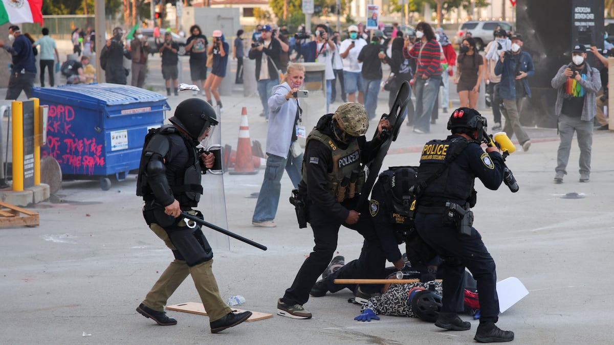 Cargos contra manifestantes por redadas migratórias em Los Angeles são questionados