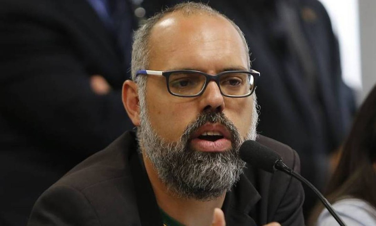 Moraes multa Allan dos Santos em R$ 50 mil por ofensas ao STF em live