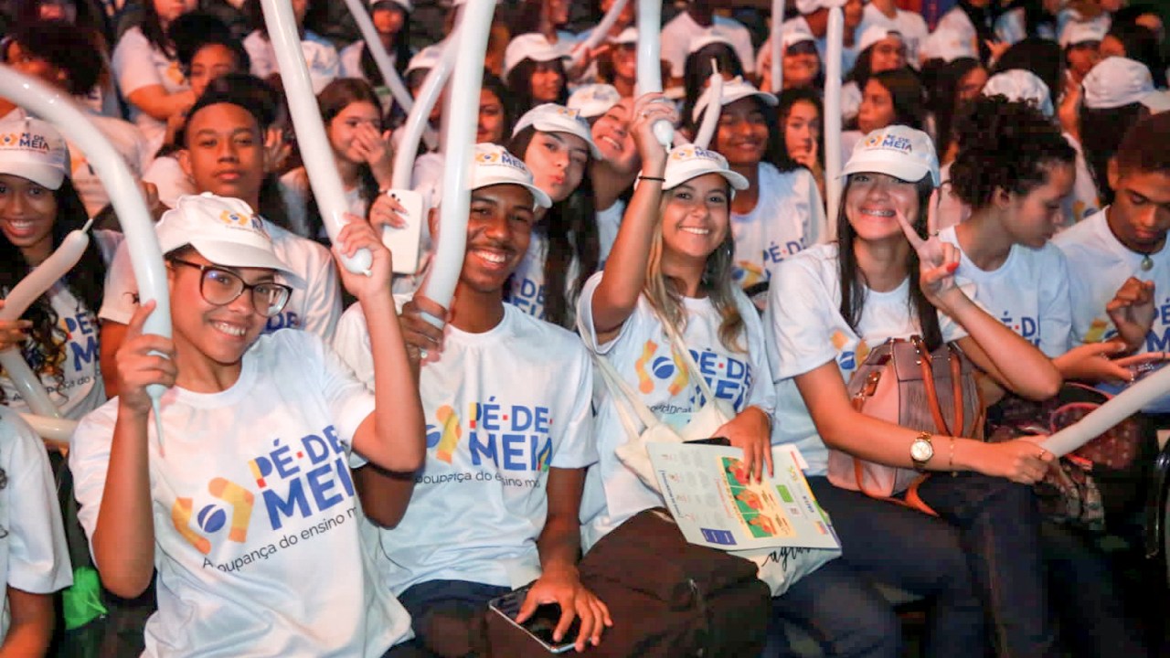 Estudantes do programa Pé-de-Meia recebem 3ª parcela de R$ 1 mil a partir de hoje