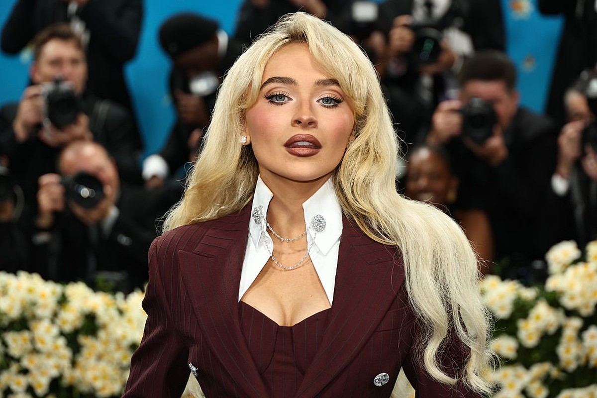 Sabrina Carpenter mobiliza R$ 5 milhões para causas LGBTQIA+ e saúde mental