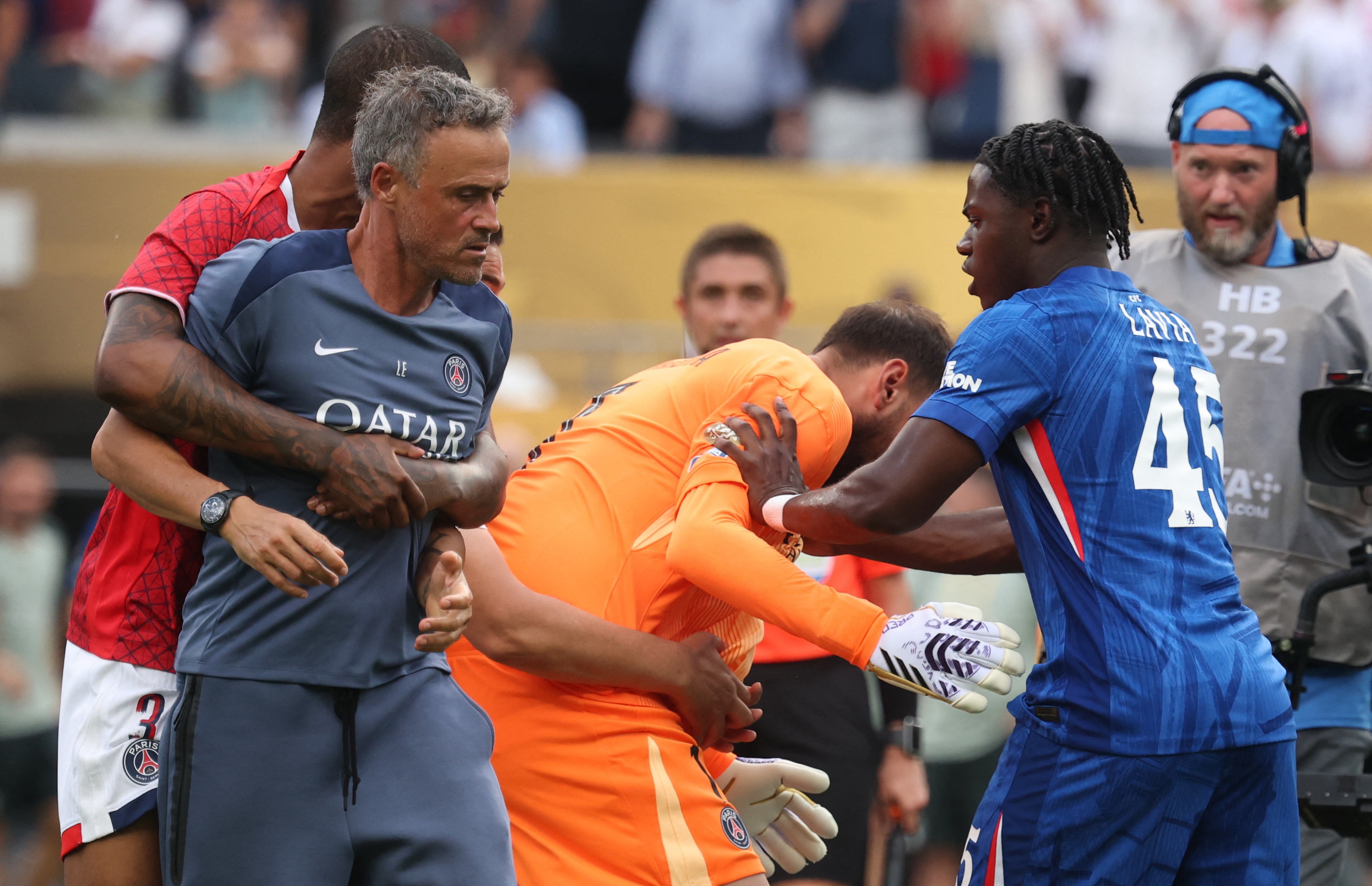 Kaio Jorge brilha com hat-trick e Filipe Luís critica Pedro em jogo emocionante