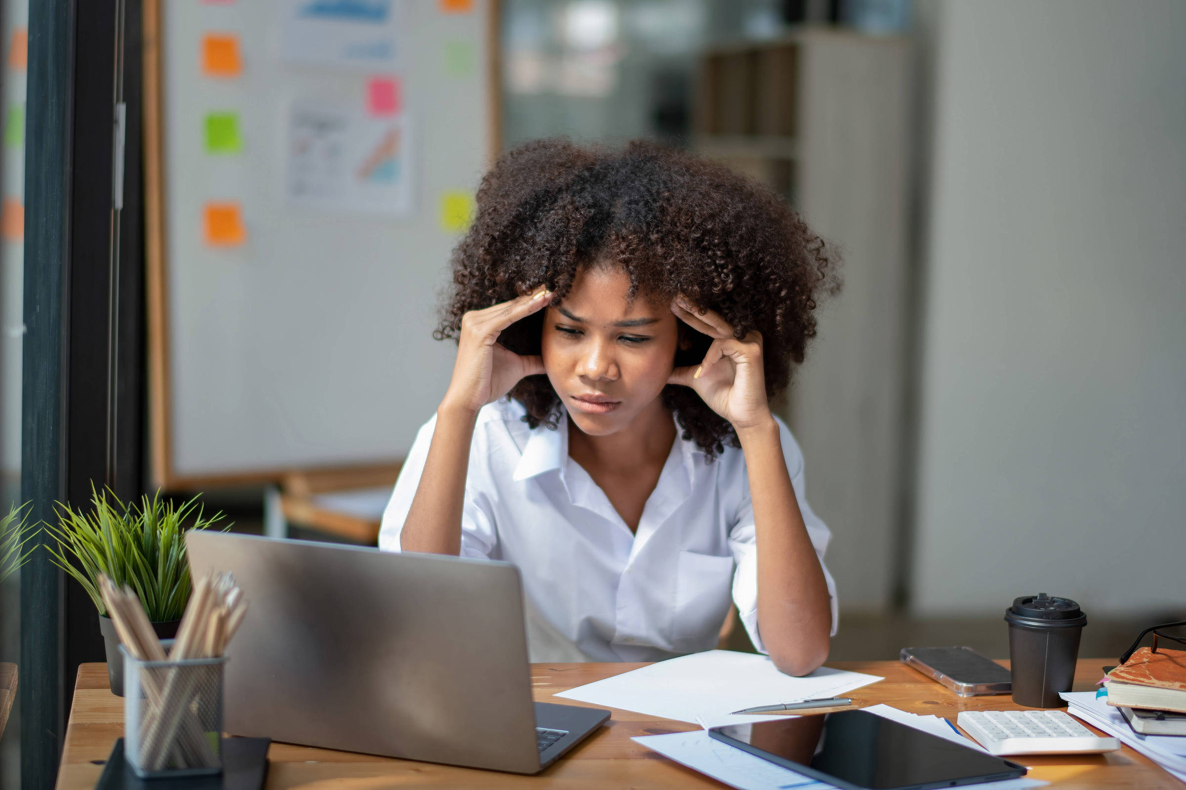O estresse coloca o corpo em estado de alerta, eleva a pressão cardíaca e pode contribuir para o desenvolvimento de doenças. (Foto: Wasana/Adobe Stock)