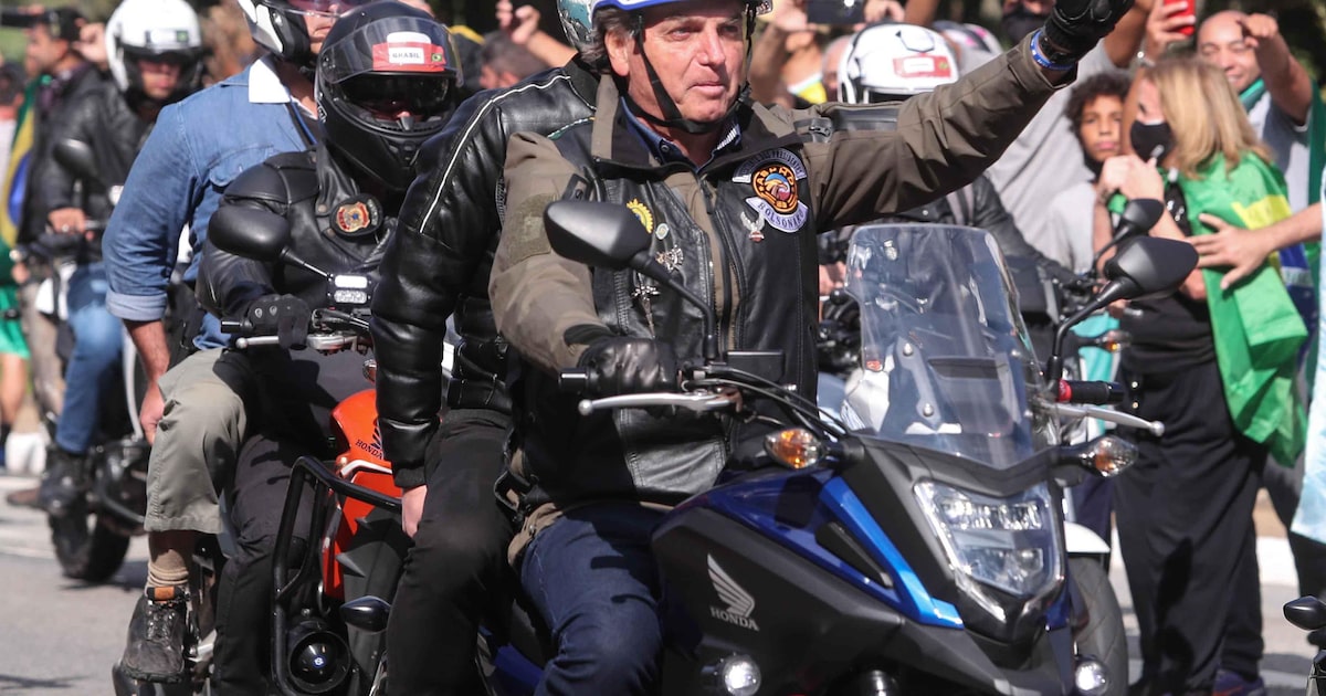 Bolsonaro participa de motociata mesmo com tornozeleira eletrônica