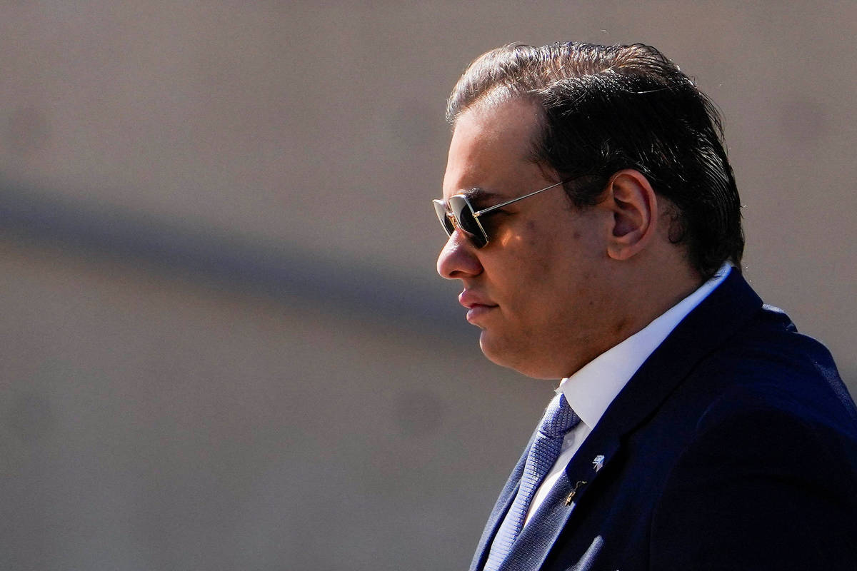 George Santos se entrega à Justiça para cumprir pena de prisão nos EUA