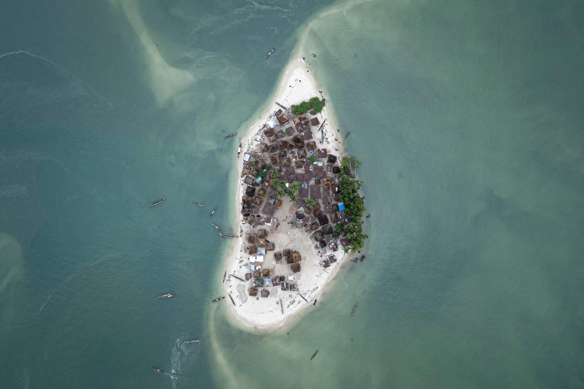 O avanço do mar destrói floresta em ilha da costa africana