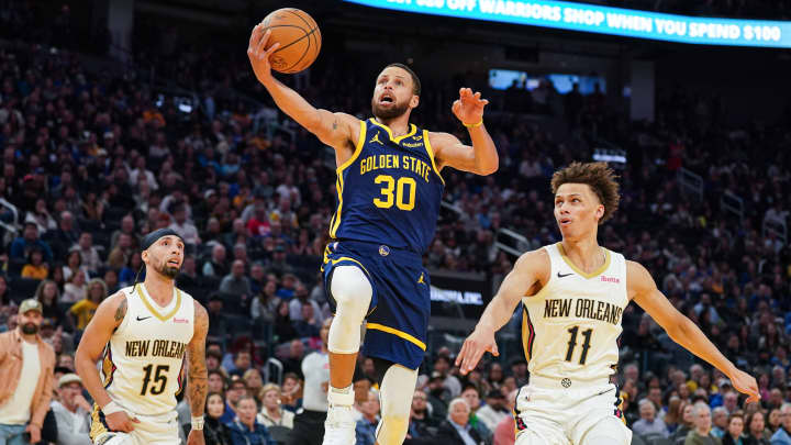 Stephen Curry, #30 do Golden State Warriors, avança para a cesta contra Dyson Daniels, #11 do New Orleans Pelicans, no Chase Center em San Francisco em 12 de abril de 2024. (Foto: Kavin Mistry)