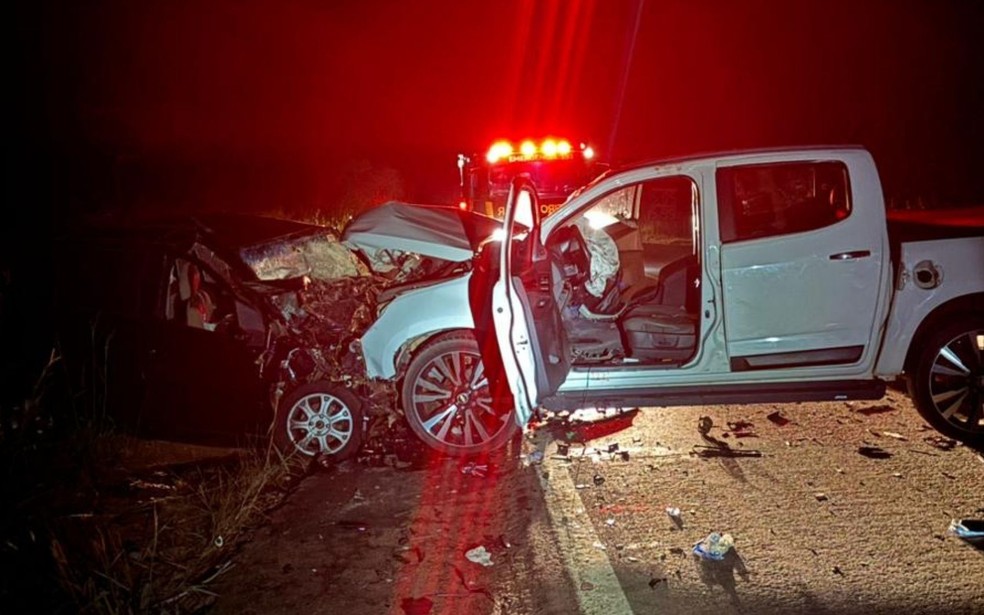 Carro e caminhonete ficam danificados após acidente na GO-217, em Goiás. (Foto: Divulgação/Corpo de Bombeiros)