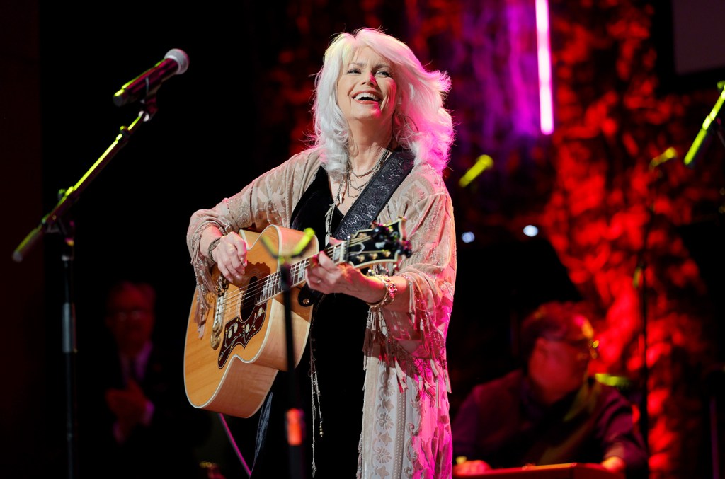 Emmylou Harris, Ledisi e outros artistas estão programados para se apresentar no Gala do Grammy Hall da Fama de 2025. (Foto: Reprodução)