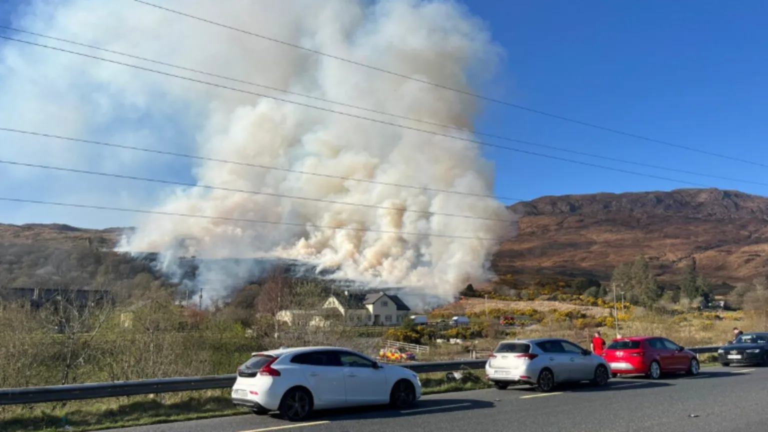 Incêndio em Condado de Donegal é controlado após esforços intensos de combate às chamas