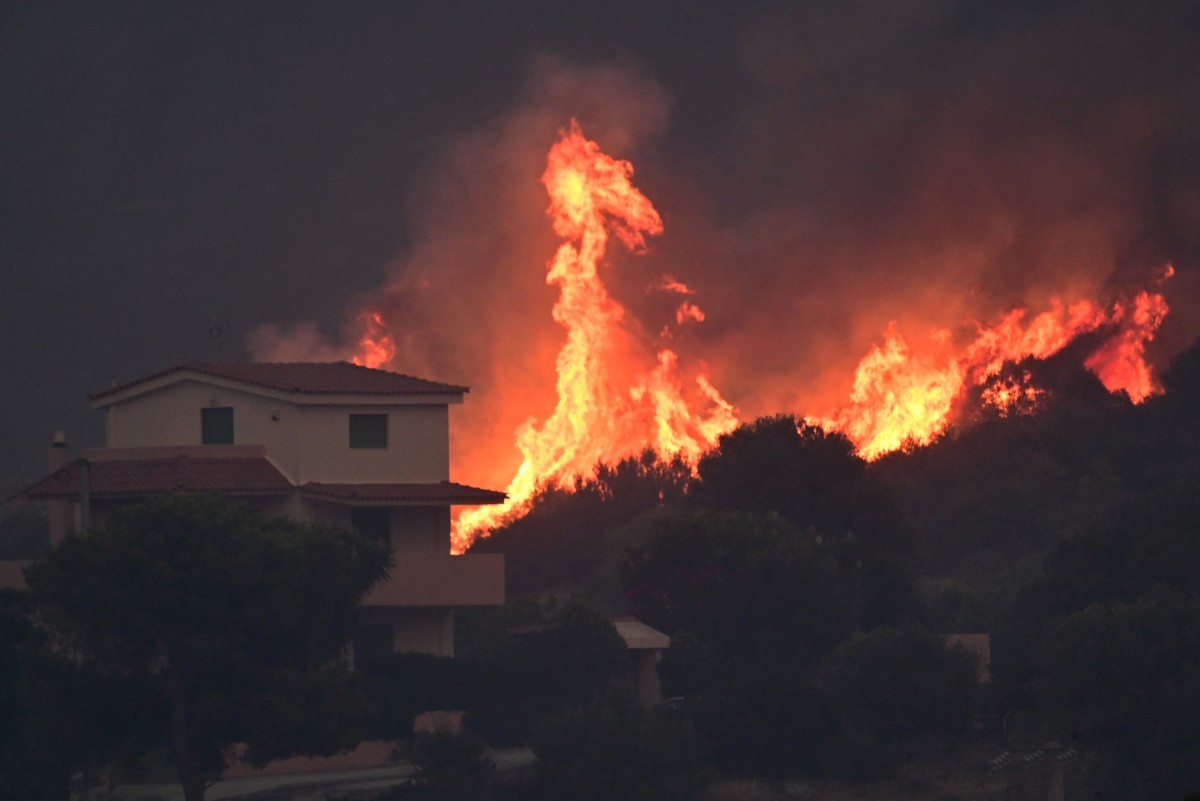 Três pessoas perdem a vida na Grécia por incêndios e ventos fortes durante calor intenso
