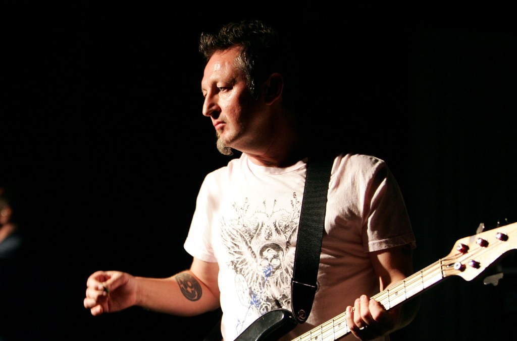 Dave Allen, do Gang of Four, faleceu, revelaram seus ex-colegas de banda. Ele tinha 69 anos. (Foto: Reprodução)