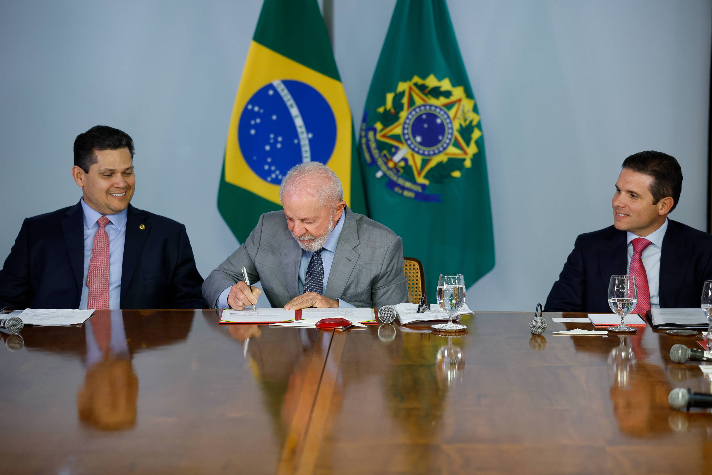 Governo congressual busca soluções para crises políticas e econômicas do país