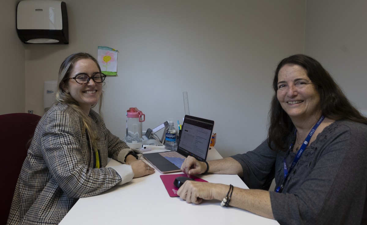 Consultas preventivas da médica Amanda Schaffner reduziram doenças ortopédicas entre empregados, afirma Renata Romanich, diretora de Recursos Humanos de uma escola de São Paulo: “Ela conhece a história das pessoas”. (Foto: Edilson Dantas / Agência O Globo)