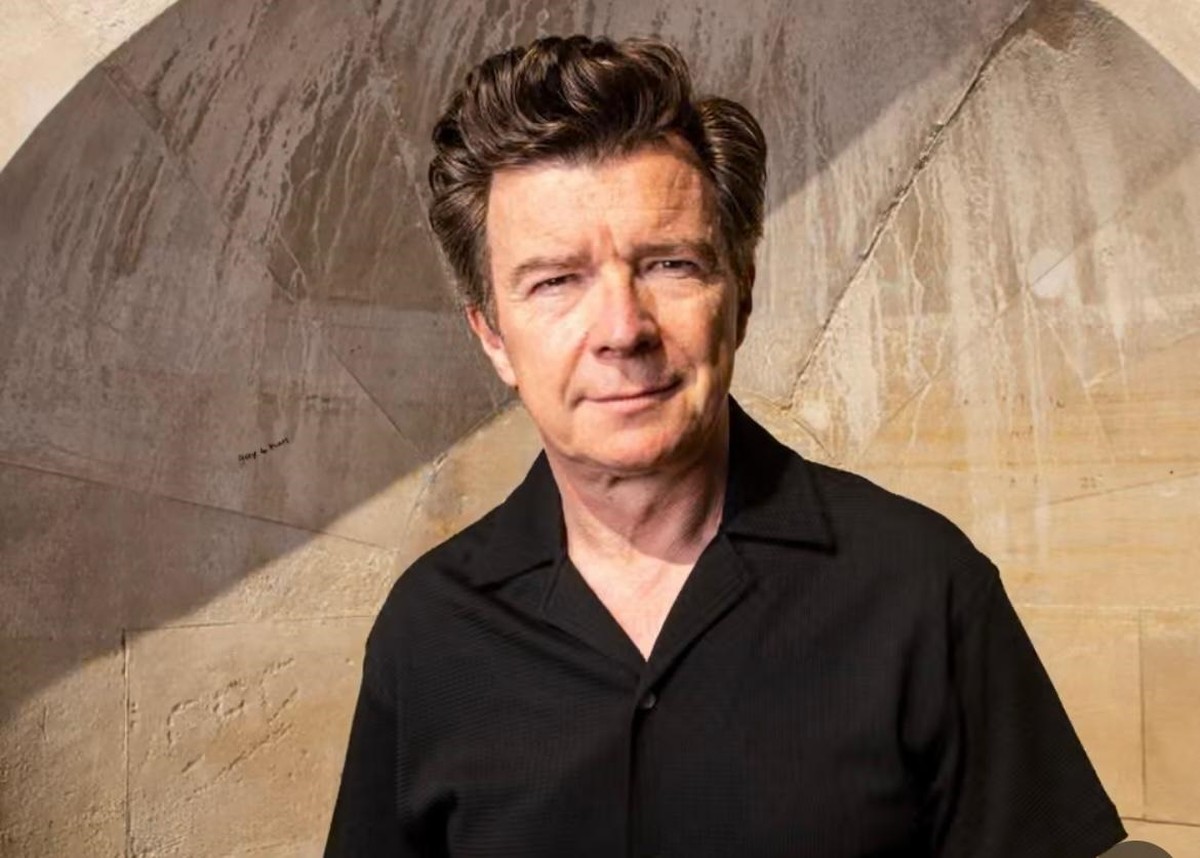Rick Astley indica as melhores músicas para apimentar momentos íntimos