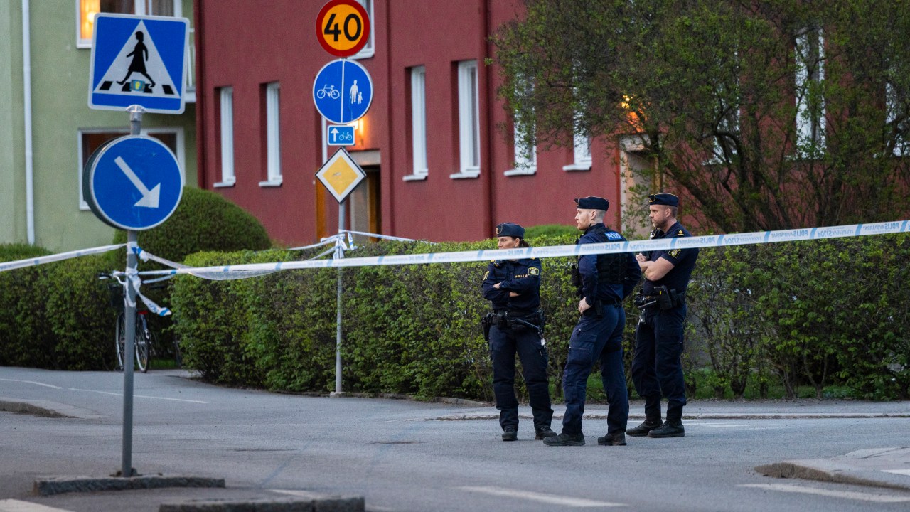 A polícia investiga a cena de um tiroteio em Uppsala, na Suécia. (Foto: Jonas Gratzer/Getty Images) 

Pedestres observam policiais trabalhando na cena de crime no centro de Uppsala, na Suécia. (Foto: Fredrik Sandberg/AFP)