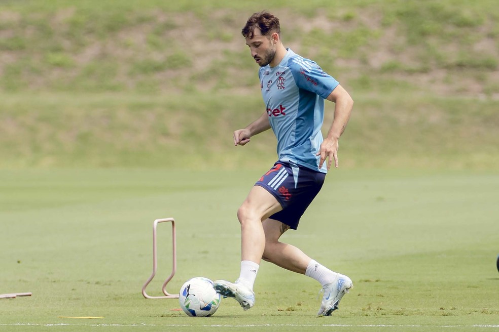 Flamengo se prepara para possível retorno de Matías Viña contra o Deportivo Táchira