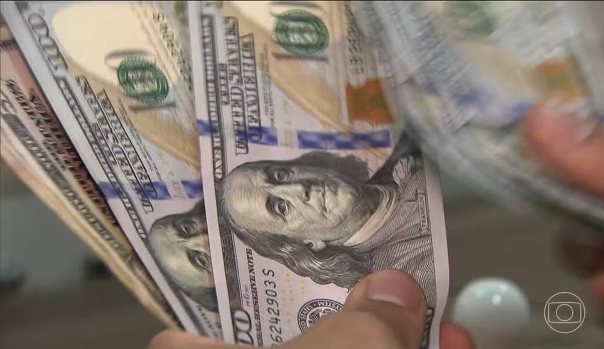 Dólar sobe levemente com incertezas fiscais nos EUA e cenário doméstico instável