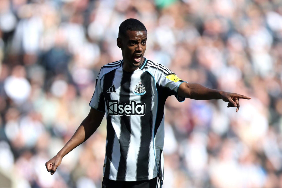Alexander Isak volta aos treinos com o Newcastle United após período de recuperação