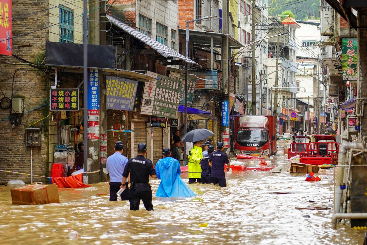 Mais de 80 mil pessoas evacuadas por inundações devastadoras na China