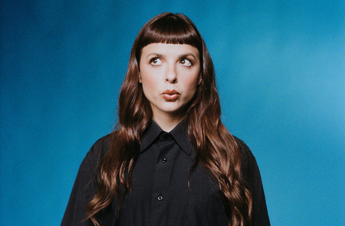 Julia Mestre anuncia turnê do álbum 'Maravilhosamente Bem' com influências dos anos 80