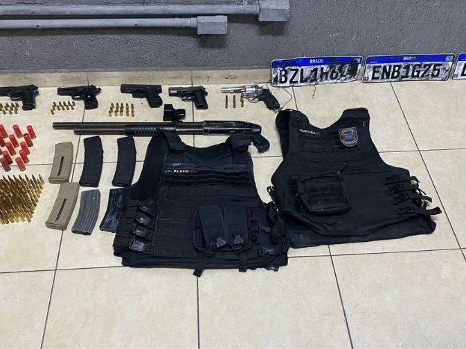 Coletes, carregadores de fuzil e uma mira laser estavam no arsenal apreendido pela Polícia Militar. (Foto: Polícia Militar)