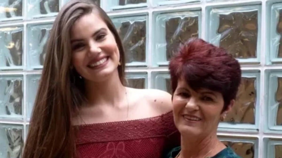 Camila Queiroz rebateu críticas sobre a mãe seguir como manicure (Foto: Reprodução Globo)