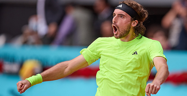 O grego Stefanos Tsitsipas, atualmente 18º do ranking mundial, venceu em sua estreia no Masters 1000 de Madri, na Espanha, disputado no saibro e com premiação de mais de 8 milhões de euros. (Foto: Mutua Madri Open - Reprodução/Tenis News)