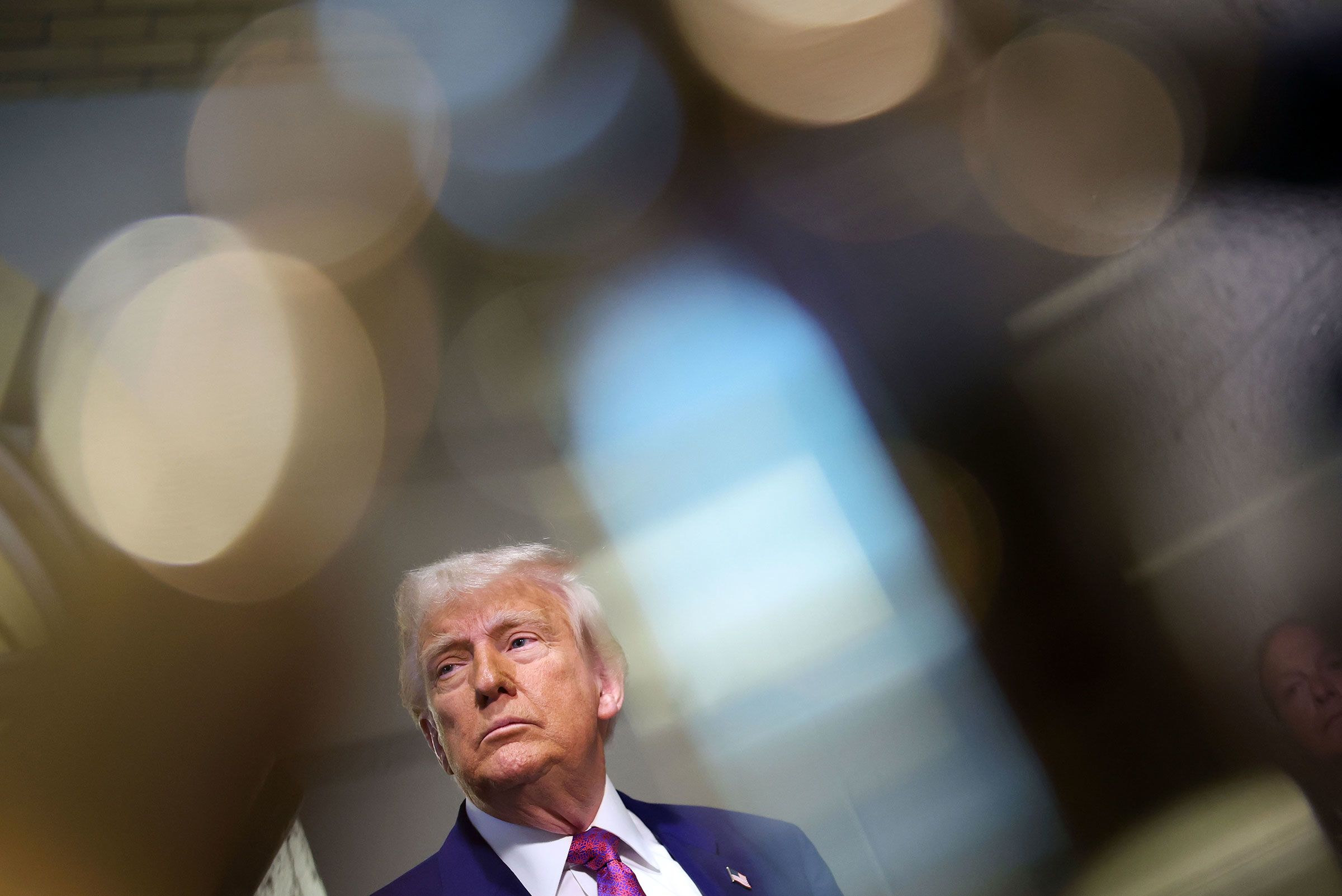 Trump ataca o Federalist Society e juízes republicanos em busca de poder absoluto