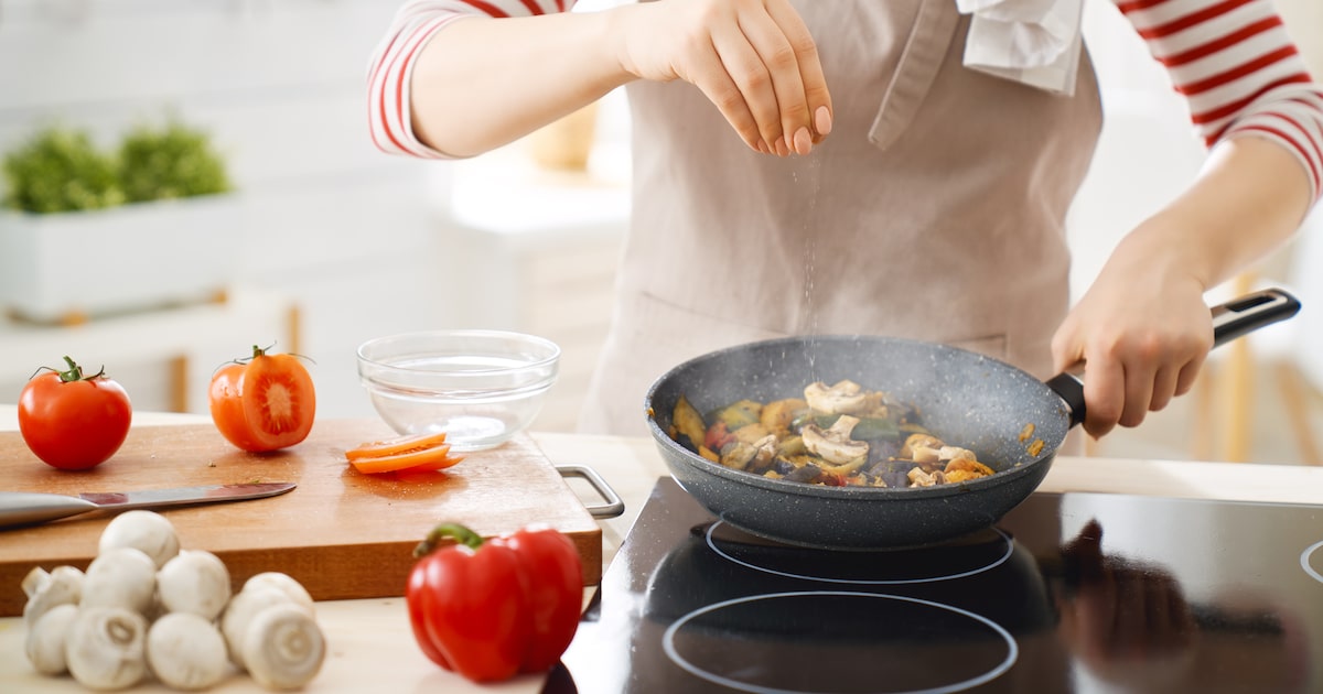 Nutricionistas gostariam que você cozinhasse mais e priorizasse alimentos in natura no dia a dia. (Foto: Konstantin Yuganov/Adobe Stock)