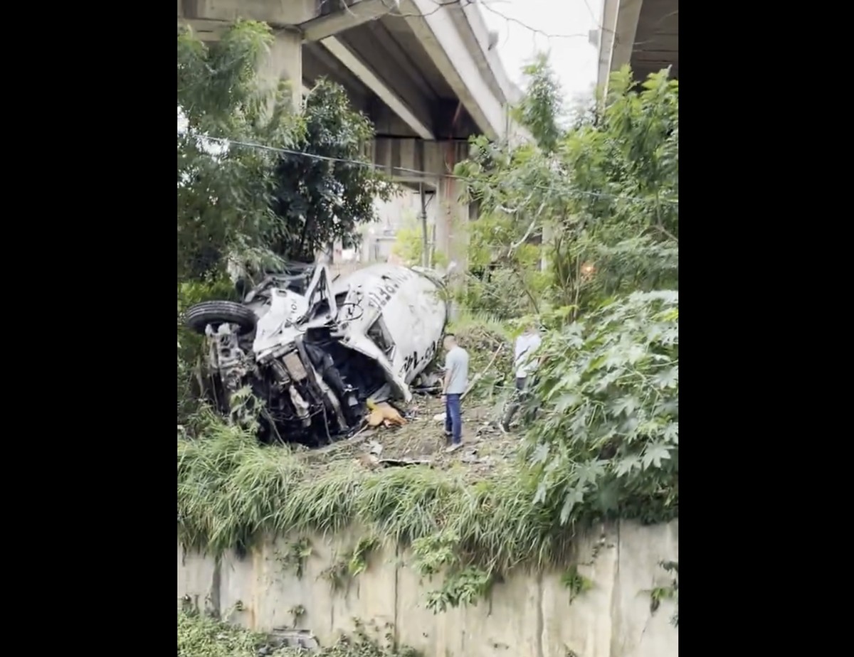 Caminhão betoneira cai de viaduto em São Paulo e motorista perde a vida no acidente