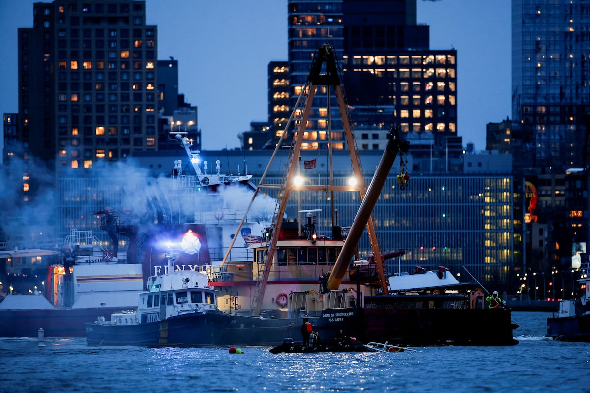 "Personal de emergência trabalha no local do acidente do helicóptero no rio Hudson, em Nova York. (Foto: REUTERS | Vídeo: EPV)"