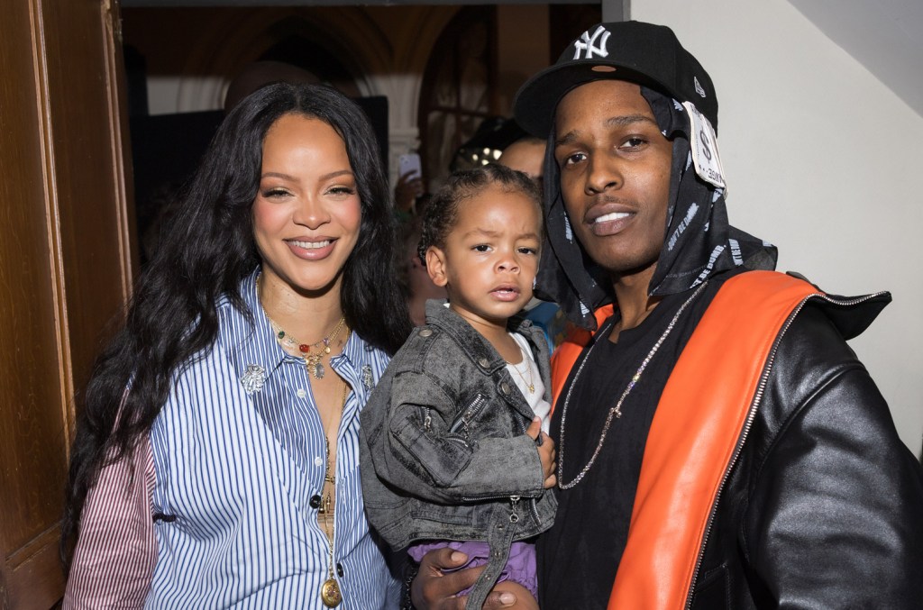 Filhos de Rihanna mostram descontração em fotos adoráveis de viagem de carro