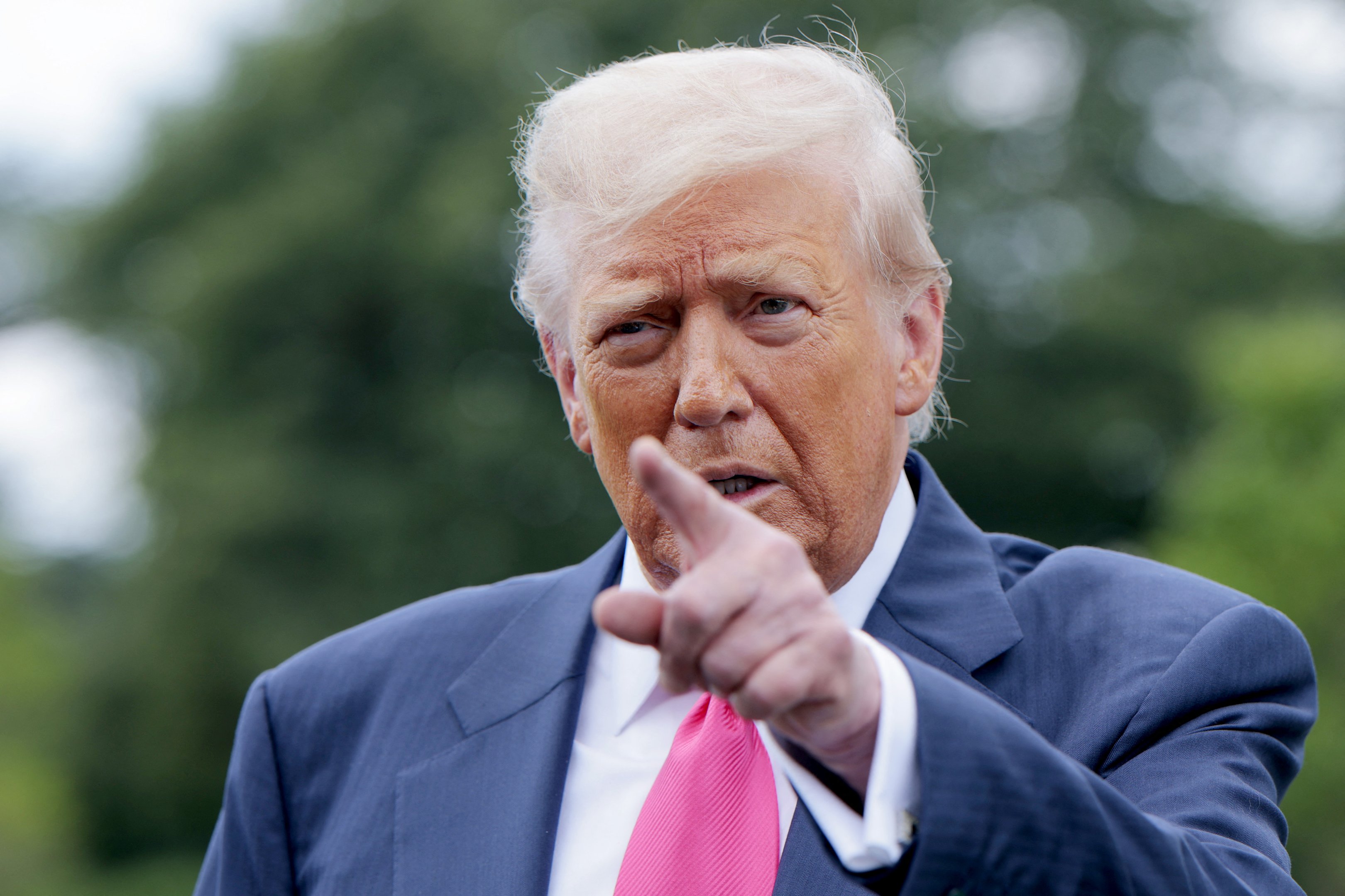 Mercado reage a tarifas de Trump, retorno do IOF e resultados da Netflix