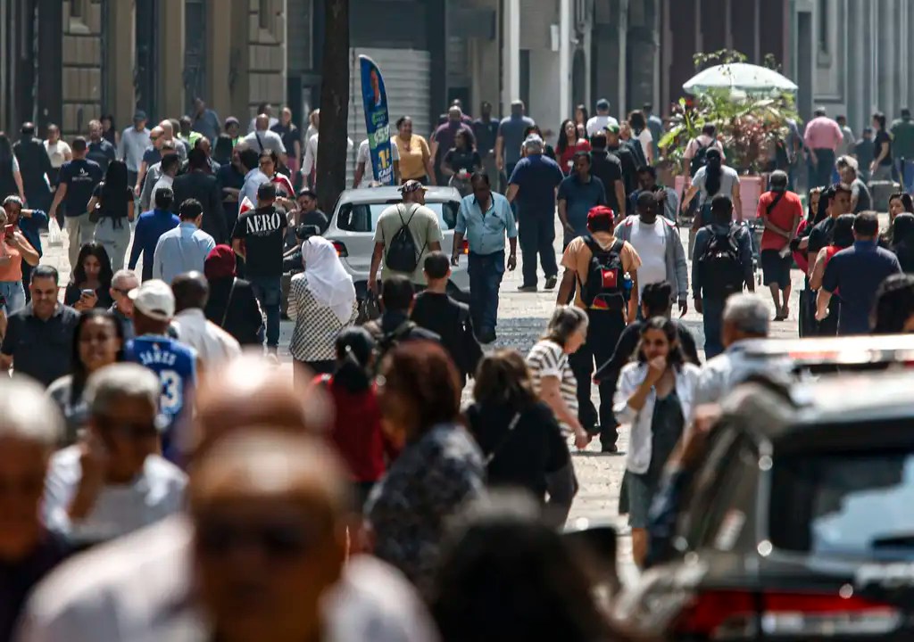 Movimento no comércio de São Paulo na rua 25 de Março (Foto: Paulo Pinto/Agência Brasil)
