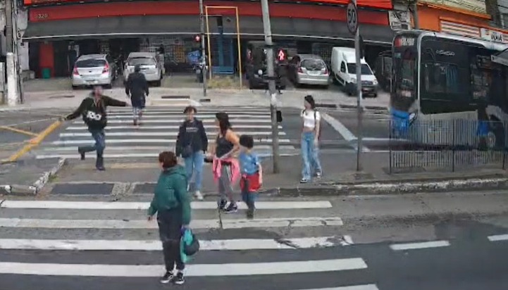 Homem lança concreto contra ônibus e quebra para-brisa em São Paulo