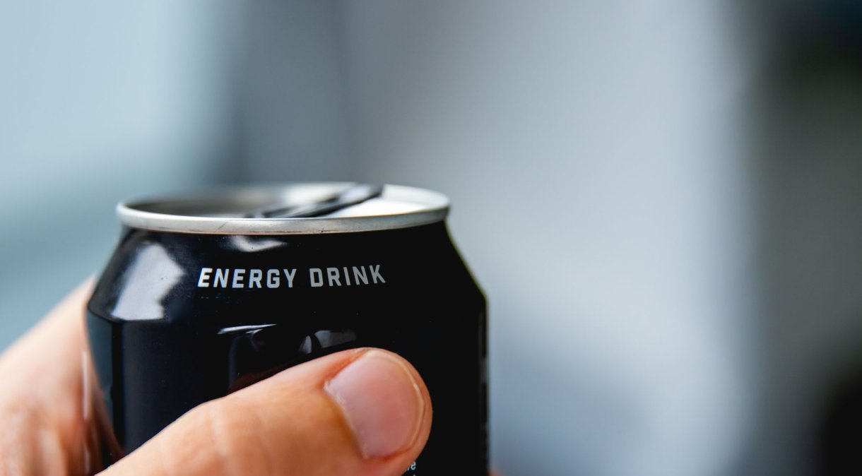 Bebidas energéticas contêm alta quantidade de cafeína e, em excesso, podem levar à agitação e à dificuldade para dormir. (Foto: bauwimauwi/GettyImages)