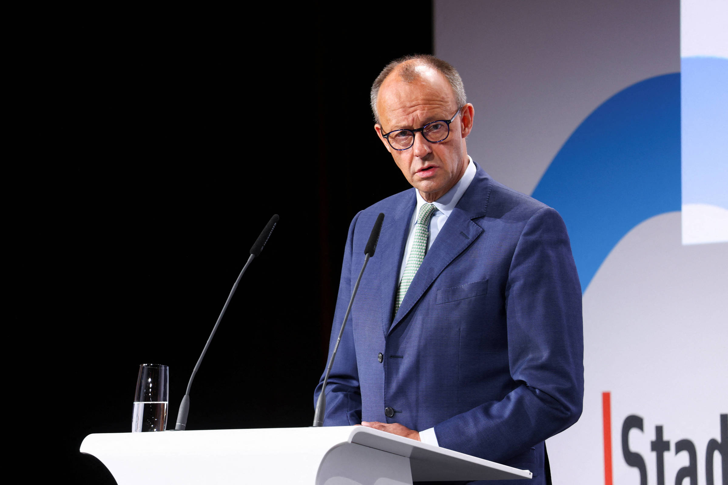 Friedrich Merz reafirma rejeição a requerentes de asilo após decisão judicial na Alemanha