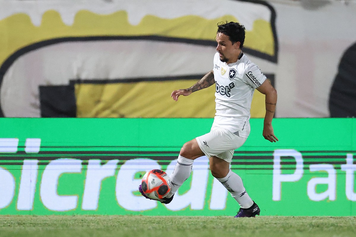 Botafogo perde Artur e enfrenta Corinthians com desfalque importante