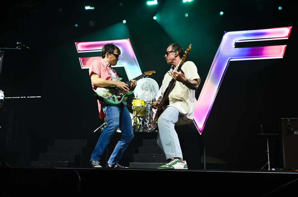 Weezer anuncia filme durante apresentação surpresa no Coachella
