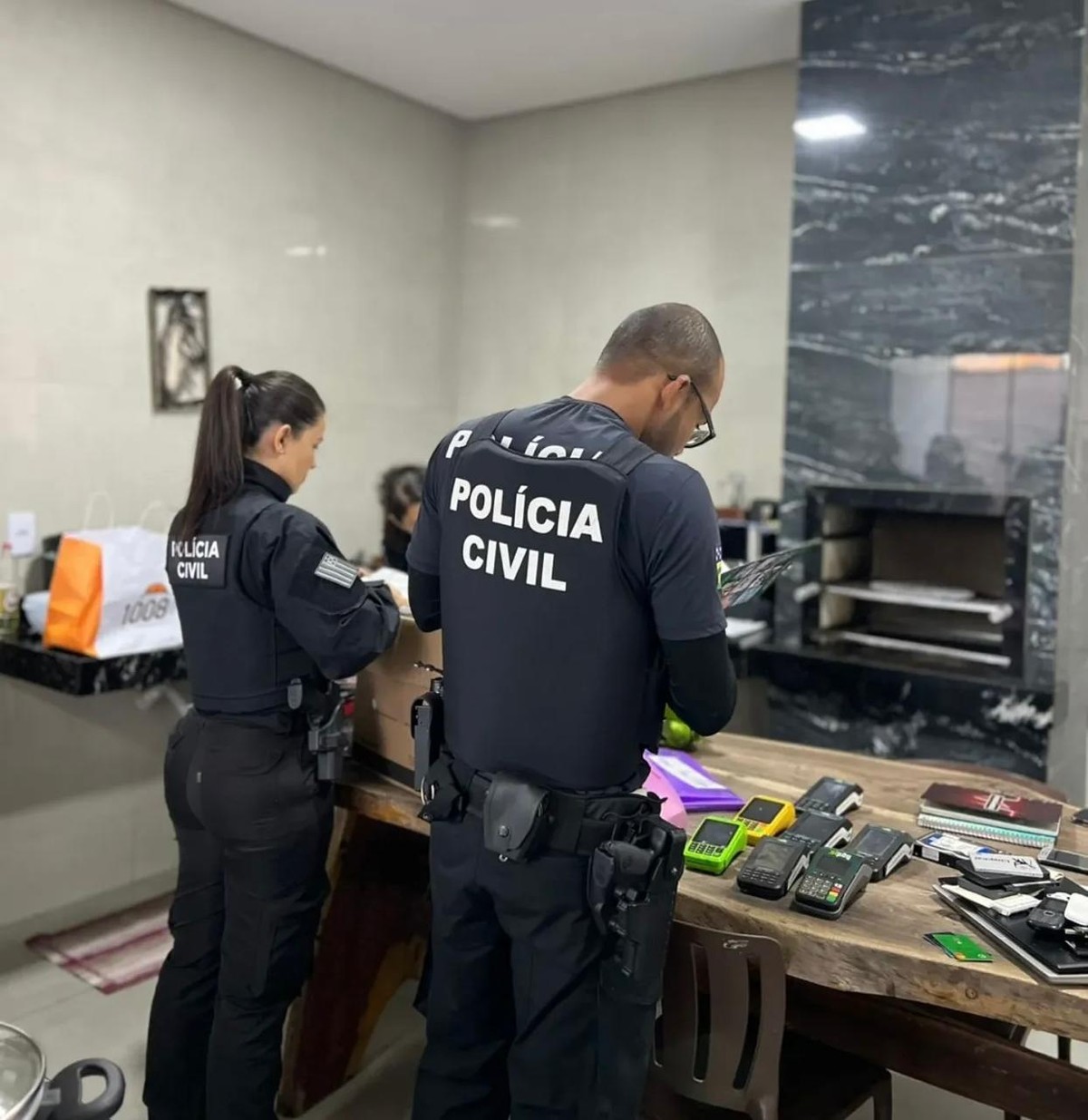 Casal é detido em cobertura na Barra da Tijuca durante operação contra crimes cibernéticos