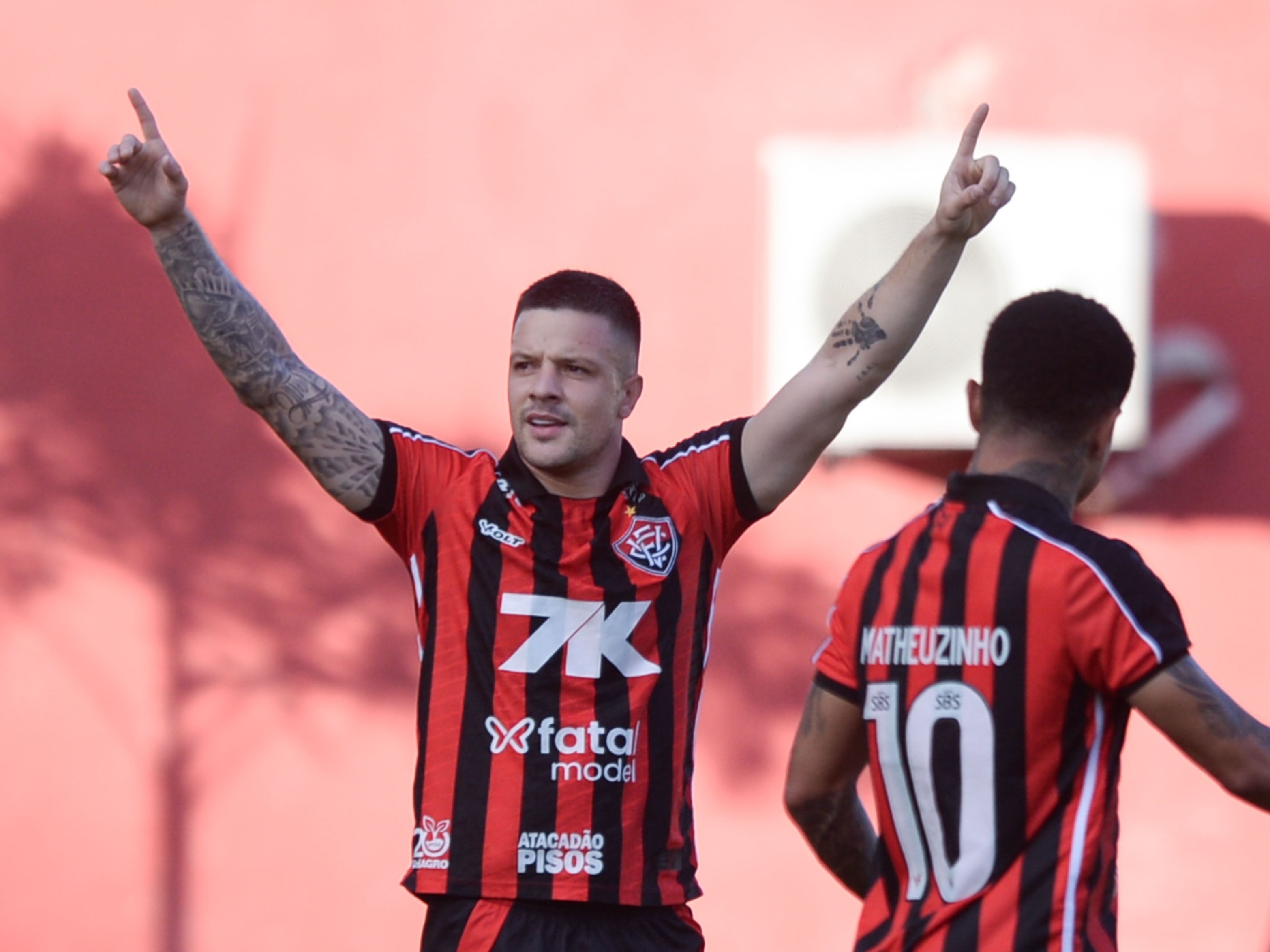 Vitória supera Bragantino e coloca Santos na zona de rebaixamento